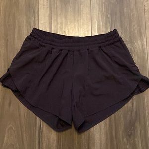Lululemon short with pleat at side and liner